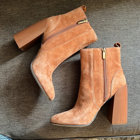 NEW Vince Camuto Enverna Block Heel Bootie Size 6.5 In Caramel Color - Picture 12 of 13